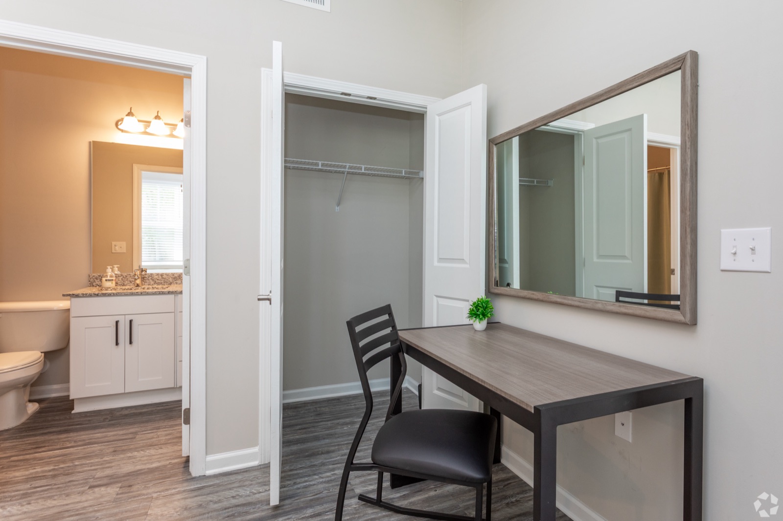 Bedroom with en-suite bath, walk-in closet and study desk