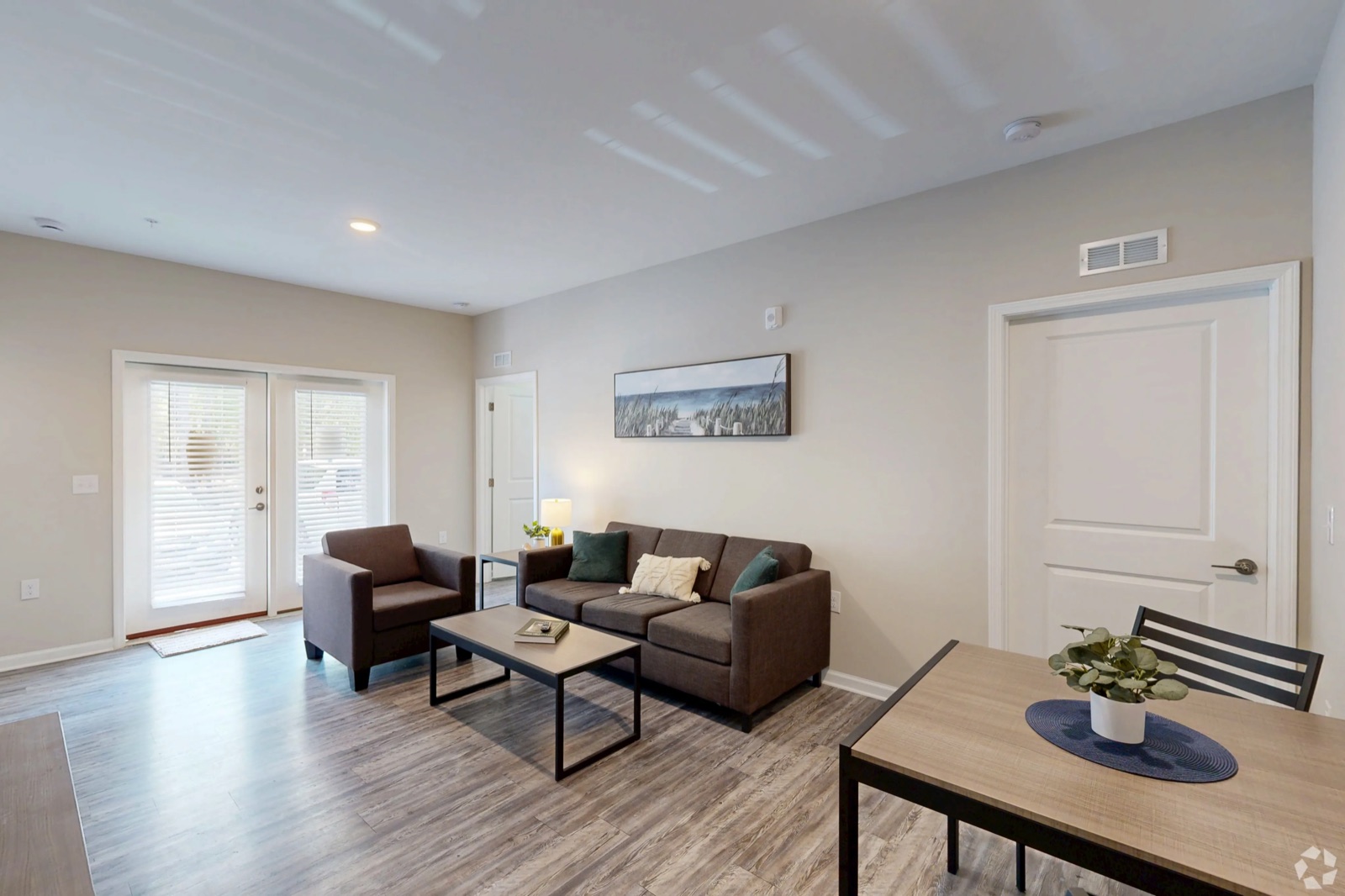 Furnished living room with sofa and flat finishes